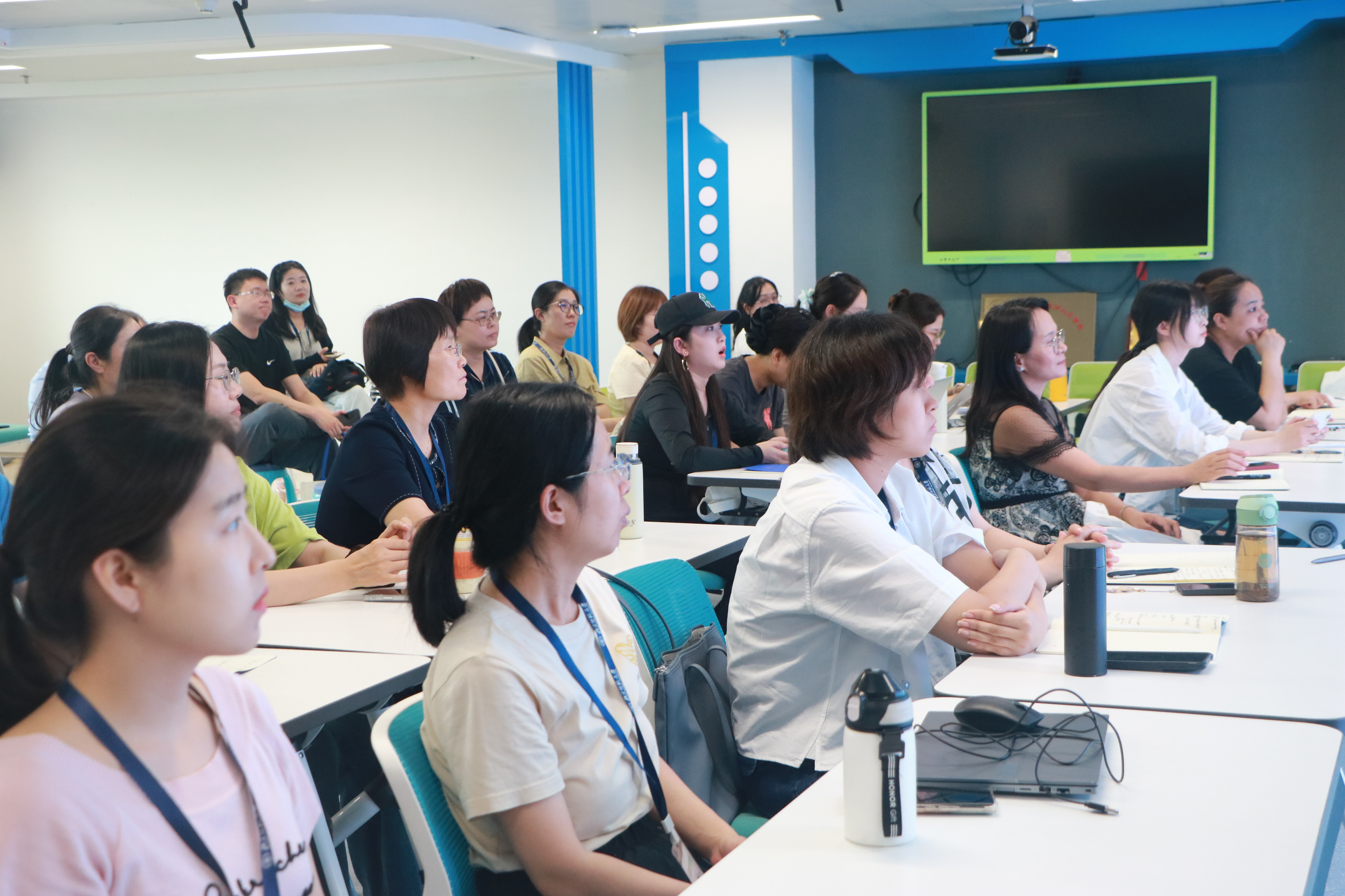 图6培训教师认真学习.jpg 图6培训教师认真学习.jpg